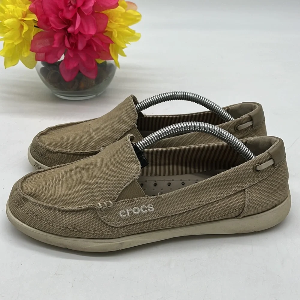 Crocs tan canvas slip on loafers size 7. CR8657D - Picture 3 of 8